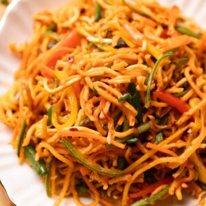 a close up image of chinese bhel to show the crunchy texture