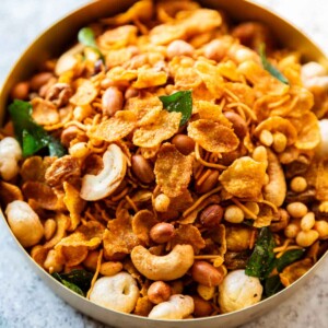 crispy cornflakes chivda served in a bowl