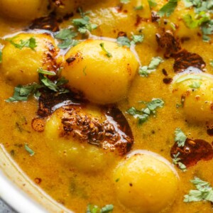 close up of dahi aloo sabzi to show it's texture