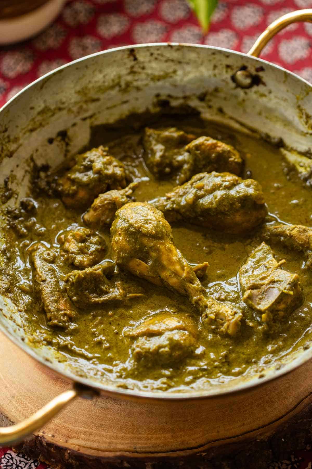 an image of hariyali chicken in the kadai
