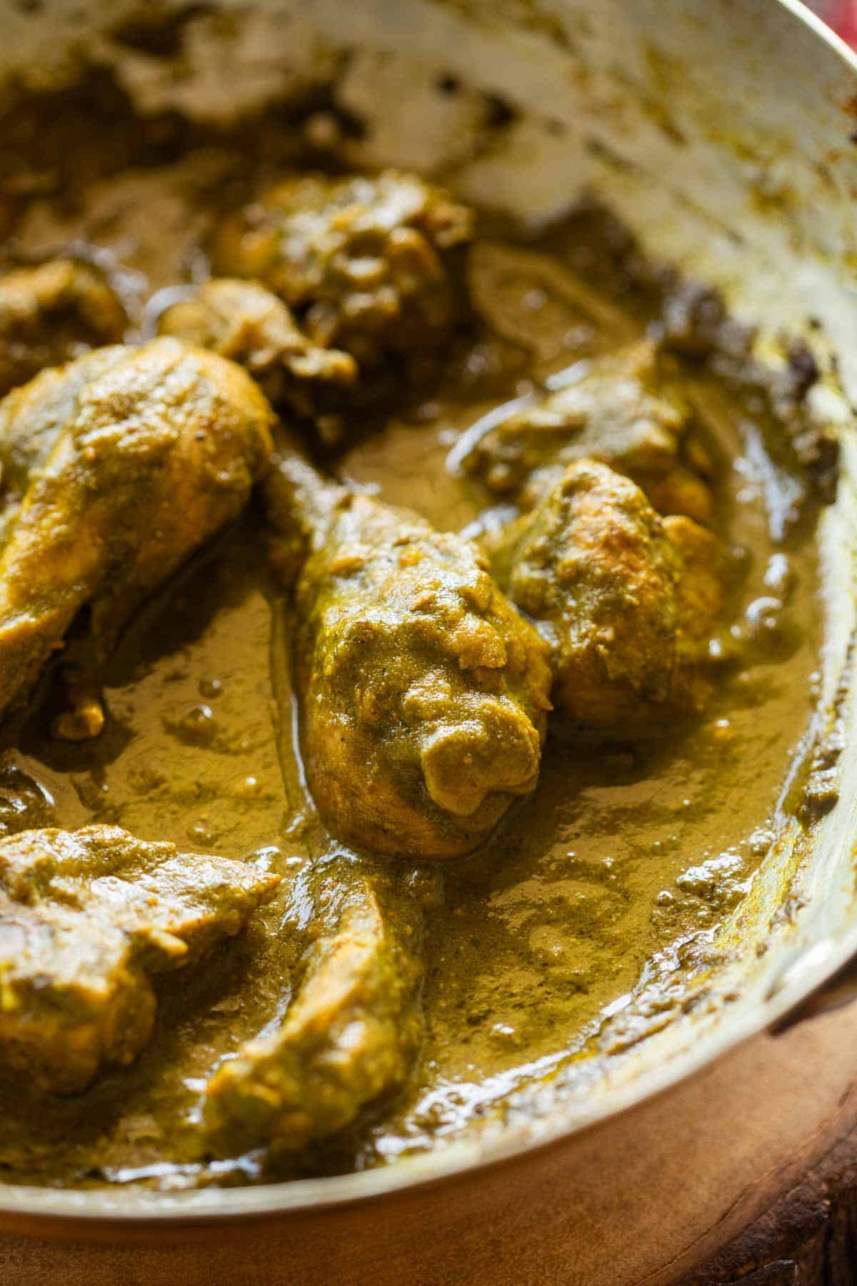 close up of hariyali chicken to showcase it's texture
