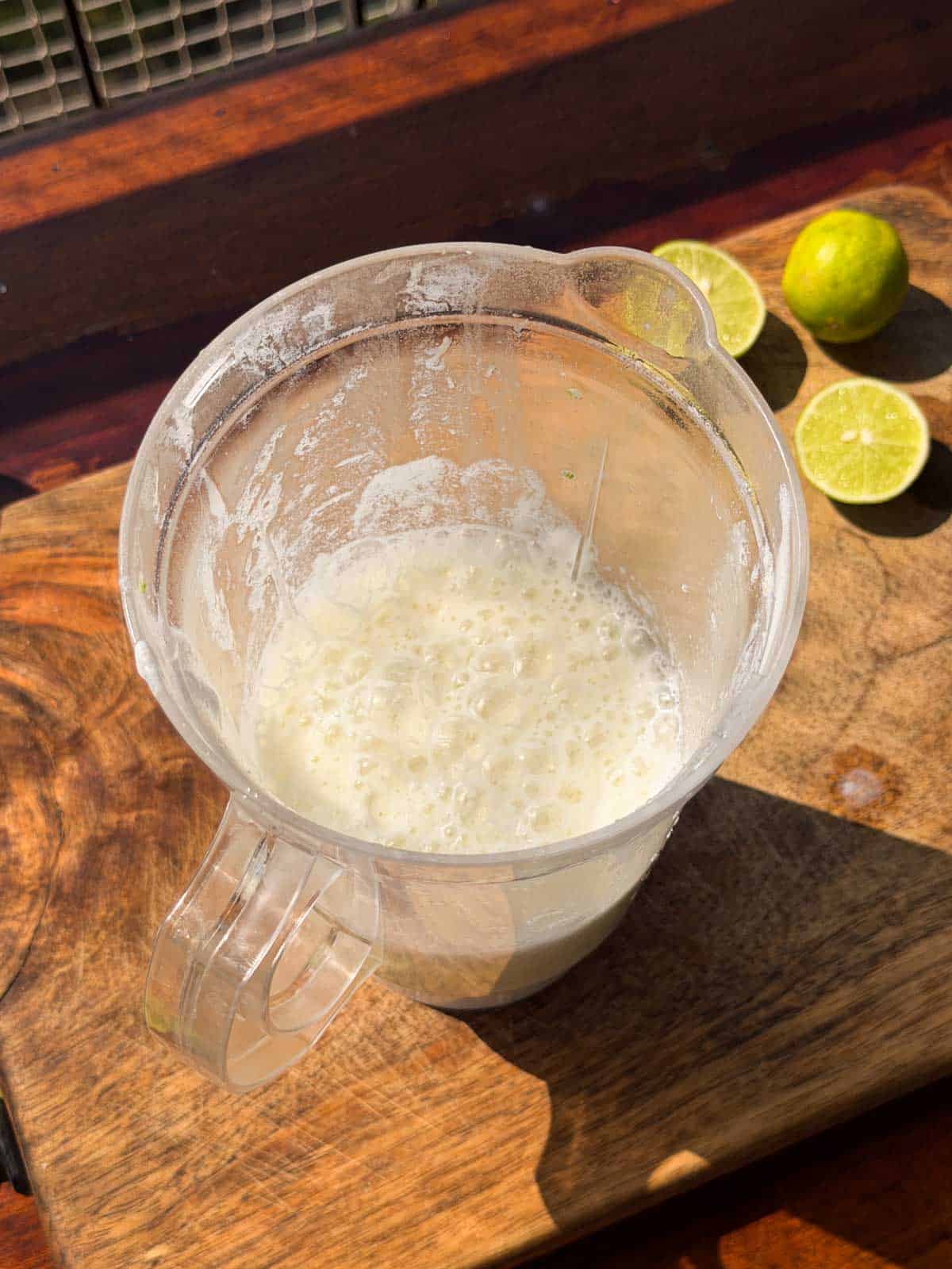 A blender jar with limonada in it